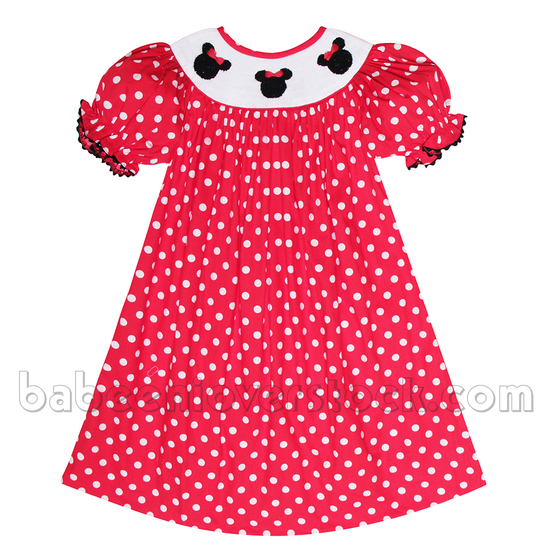 Reasons why moms love to buy hand smocked dresses for daughters